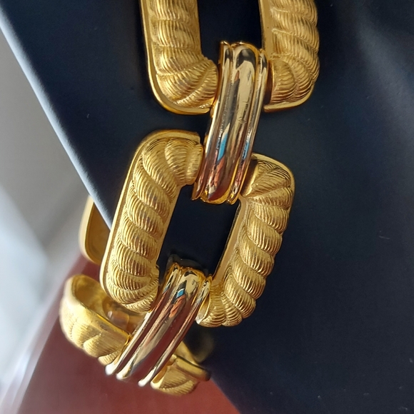 Authentic Givenchy Gold Tone oversized bracelet - Picture 4 of 10